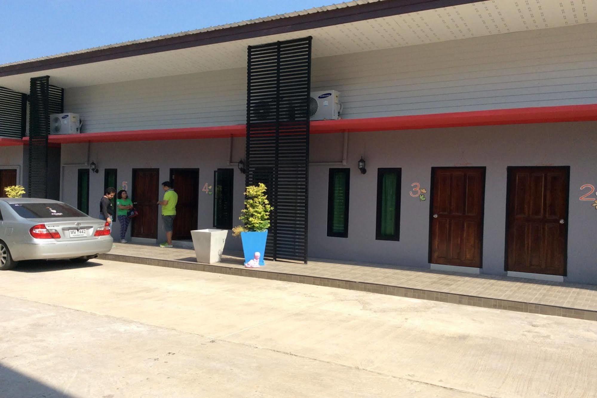 Hotel Baan Sri Family Kabin Buri Exterior foto
