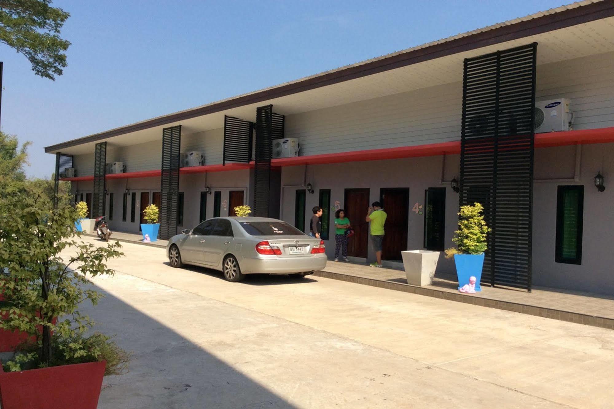 Hotel Baan Sri Family Kabin Buri Exterior foto